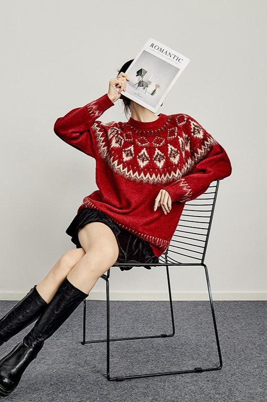 Relaxed-Fit Long-Sleeve Sweater with a Round Neck