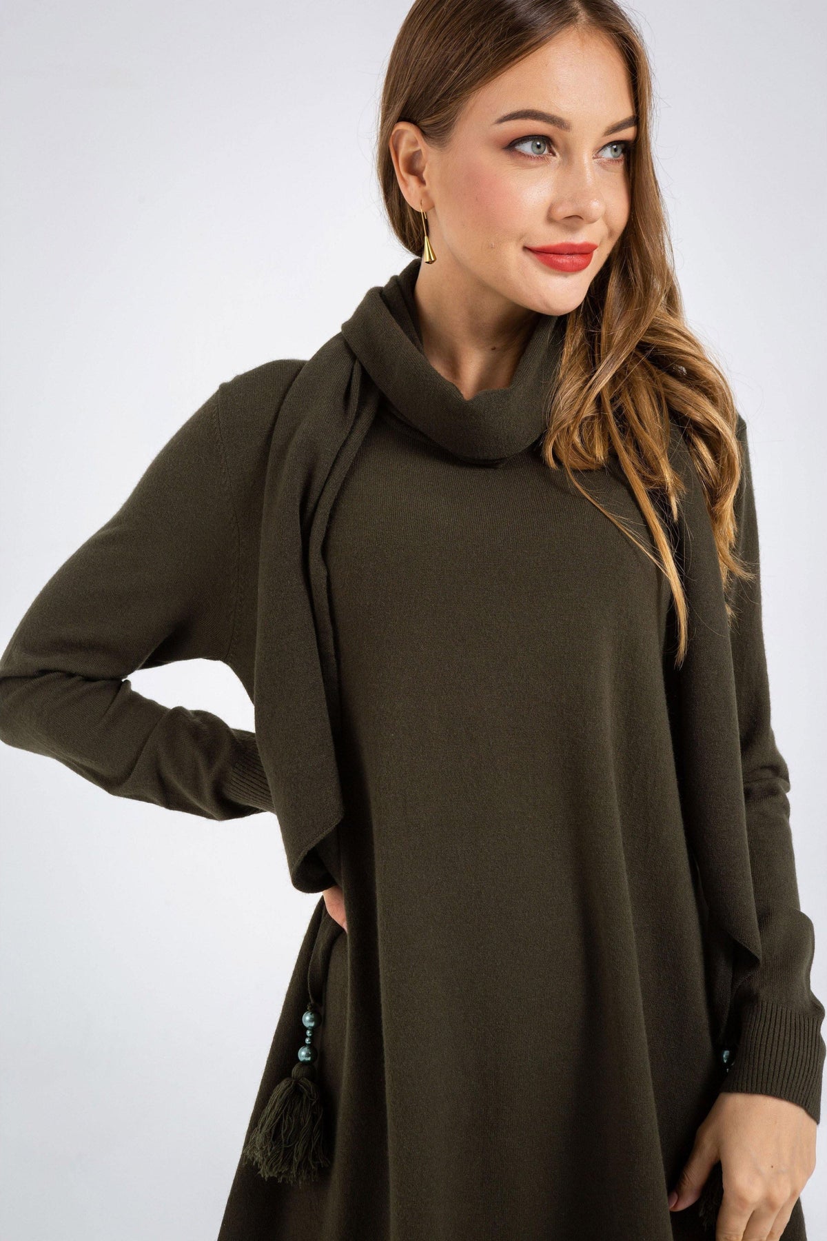 Knit Long-Sleeve Scarf with a Round Neck