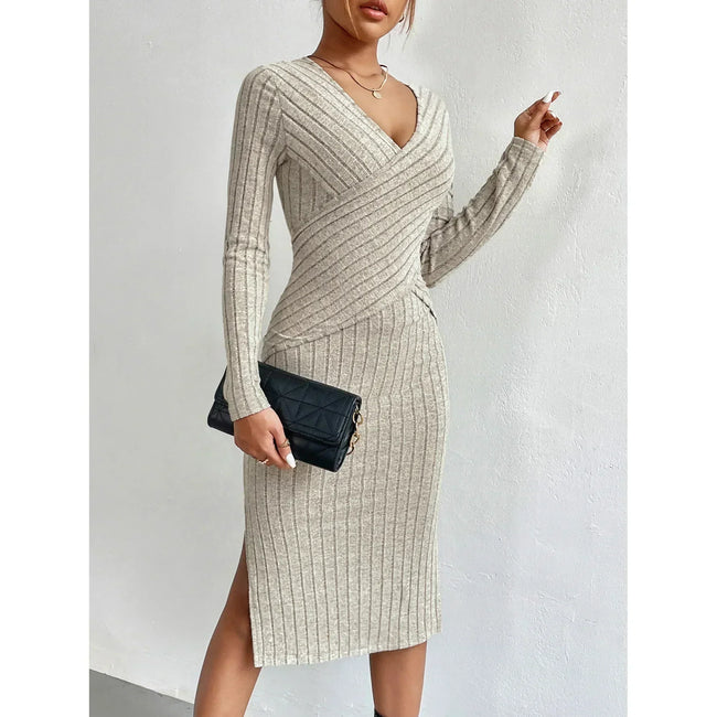 Emily - Timeless Elegance With A Touch Of Simplicity Dress - HELLA TREND Main image
