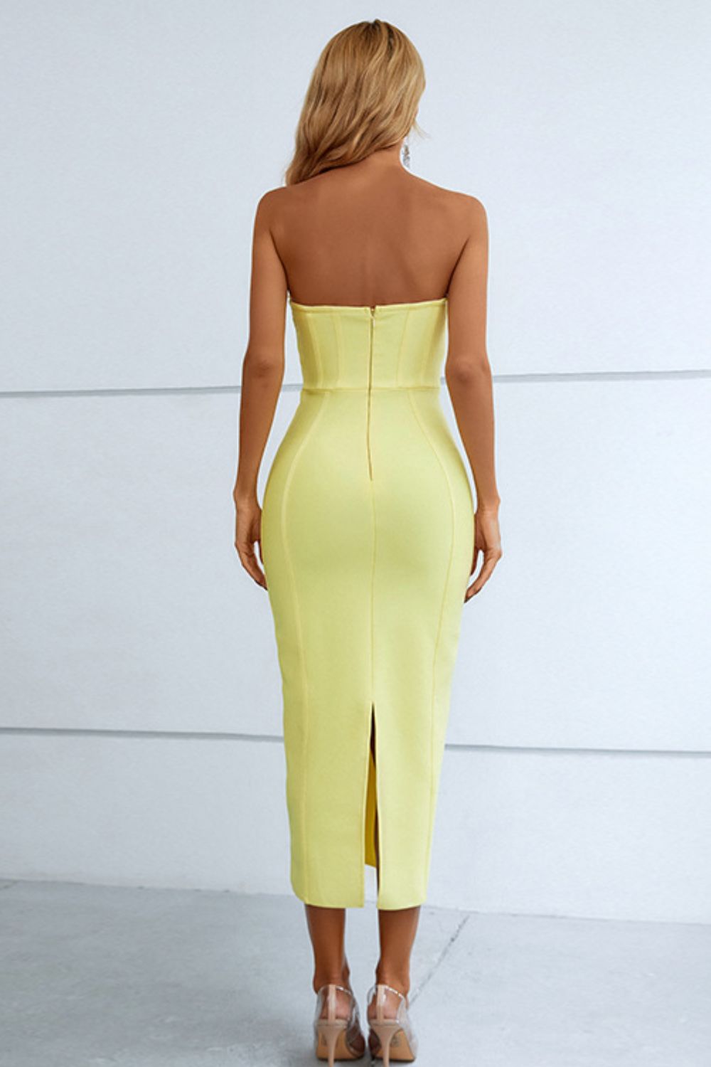 Sweetheart-Neck Bodycon Strapless Dress with Defined Seams